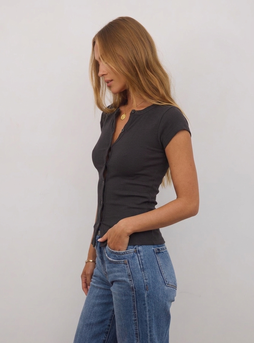 BLACK RIB BUTTON TOP
