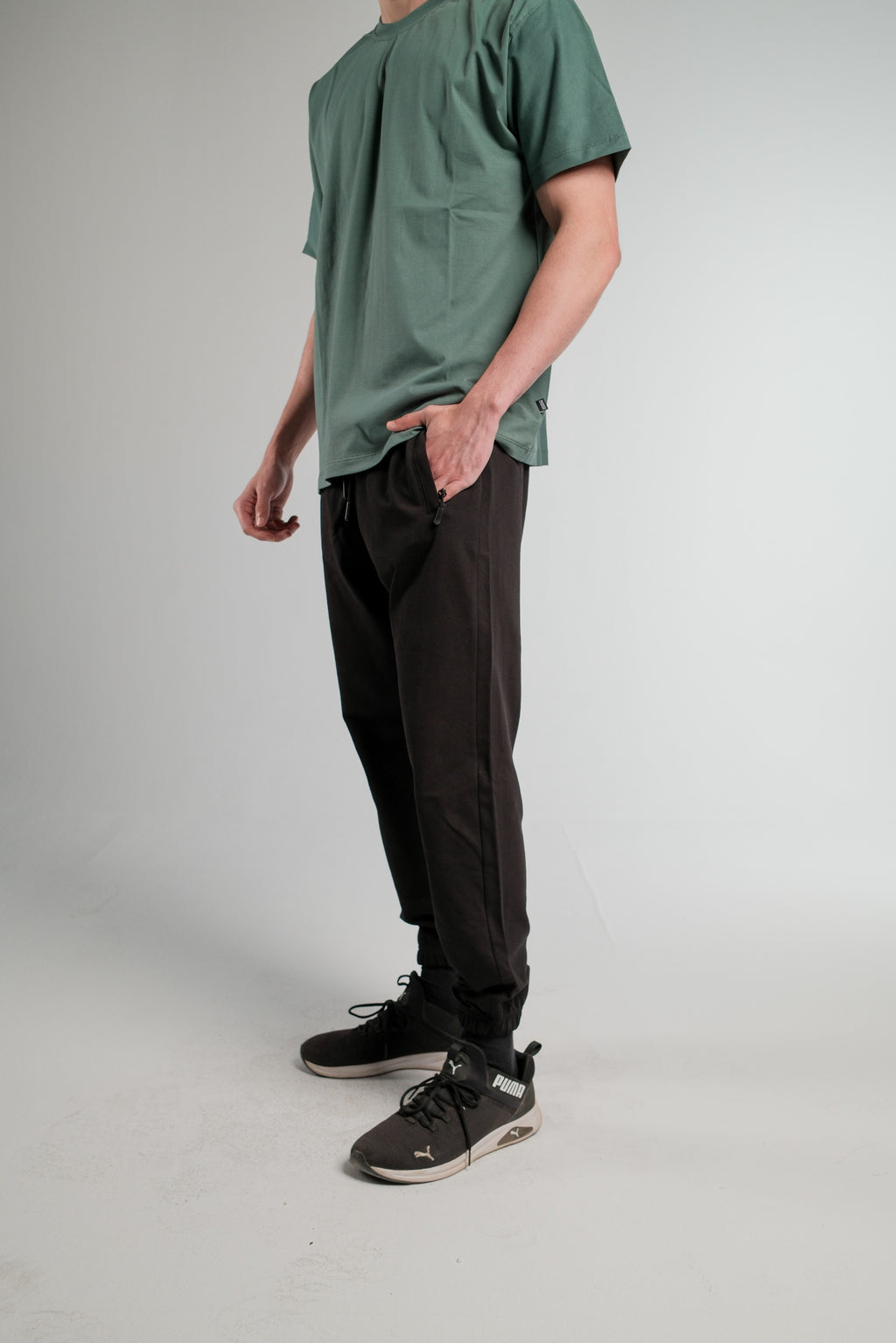 BLACK JOGGER SWEATPANTS