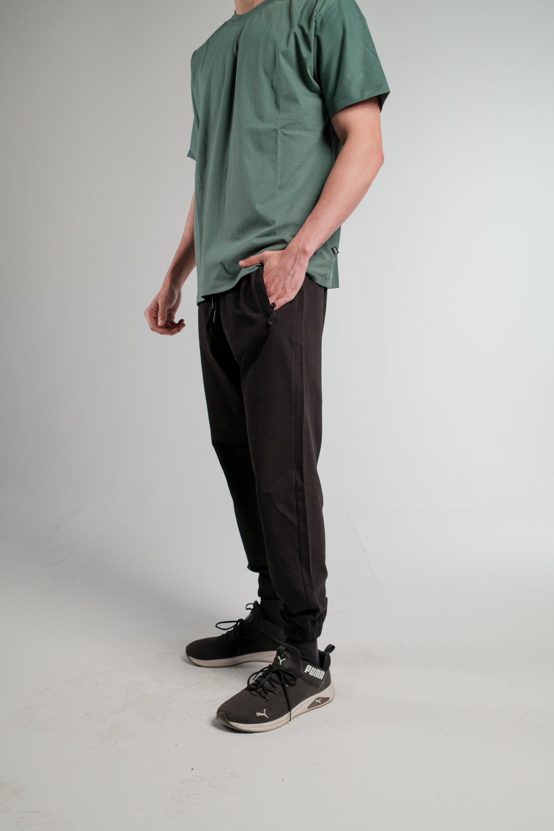 BLACK JOGGER SWEATPANTS