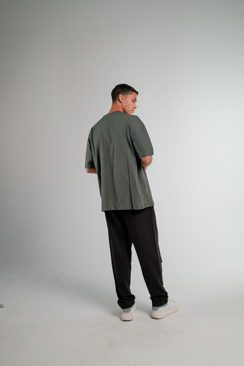 BLACK STRAIGHT LEG SWEATPANTS