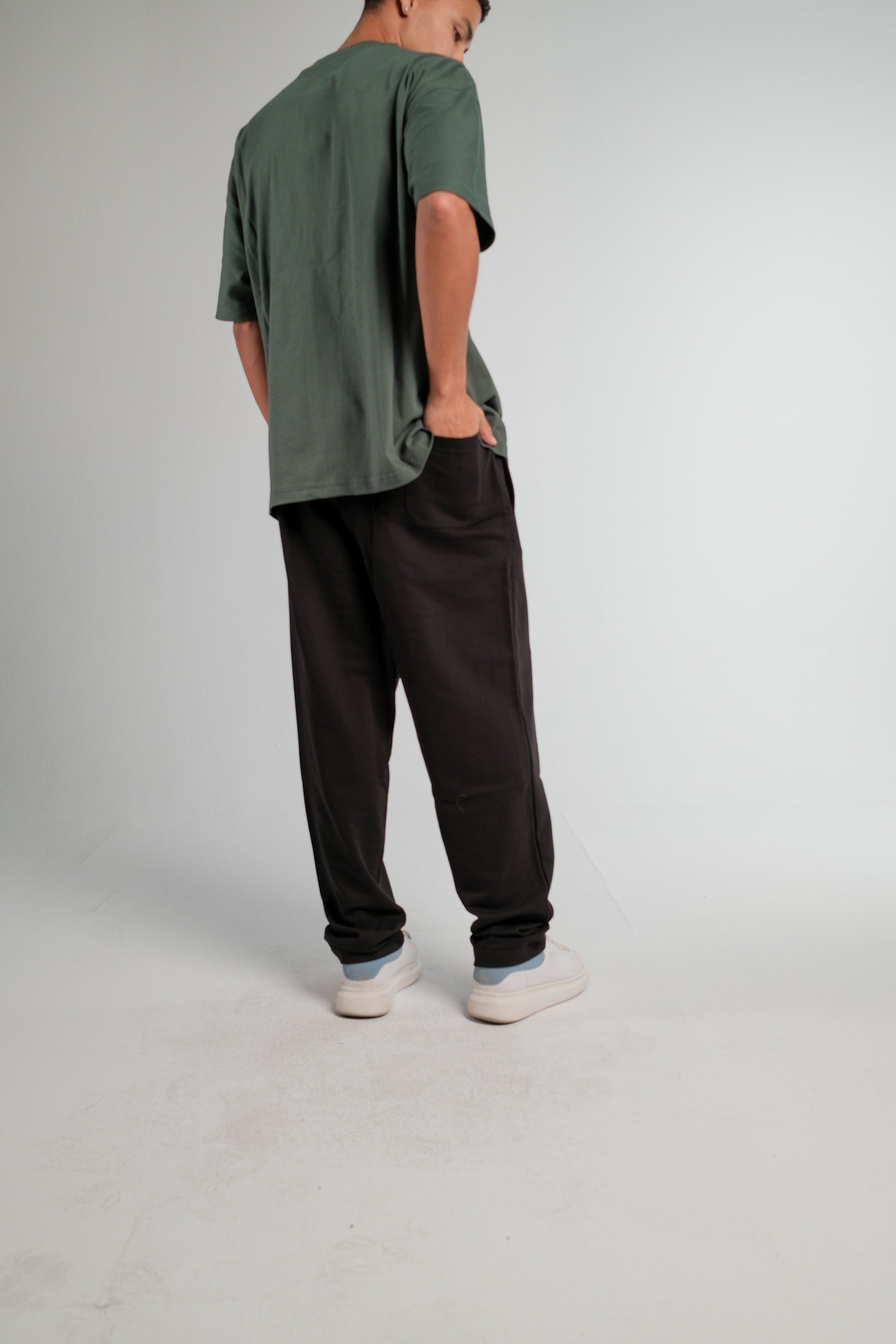 BLACK STRAIGHT LEG SWEATPANTS