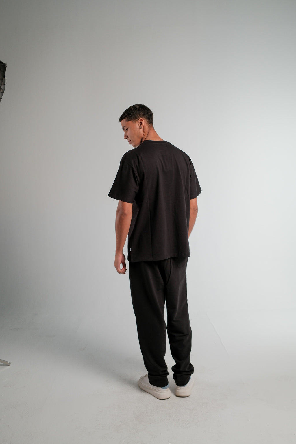 BLACK REGULAR FIT T-SHIRT