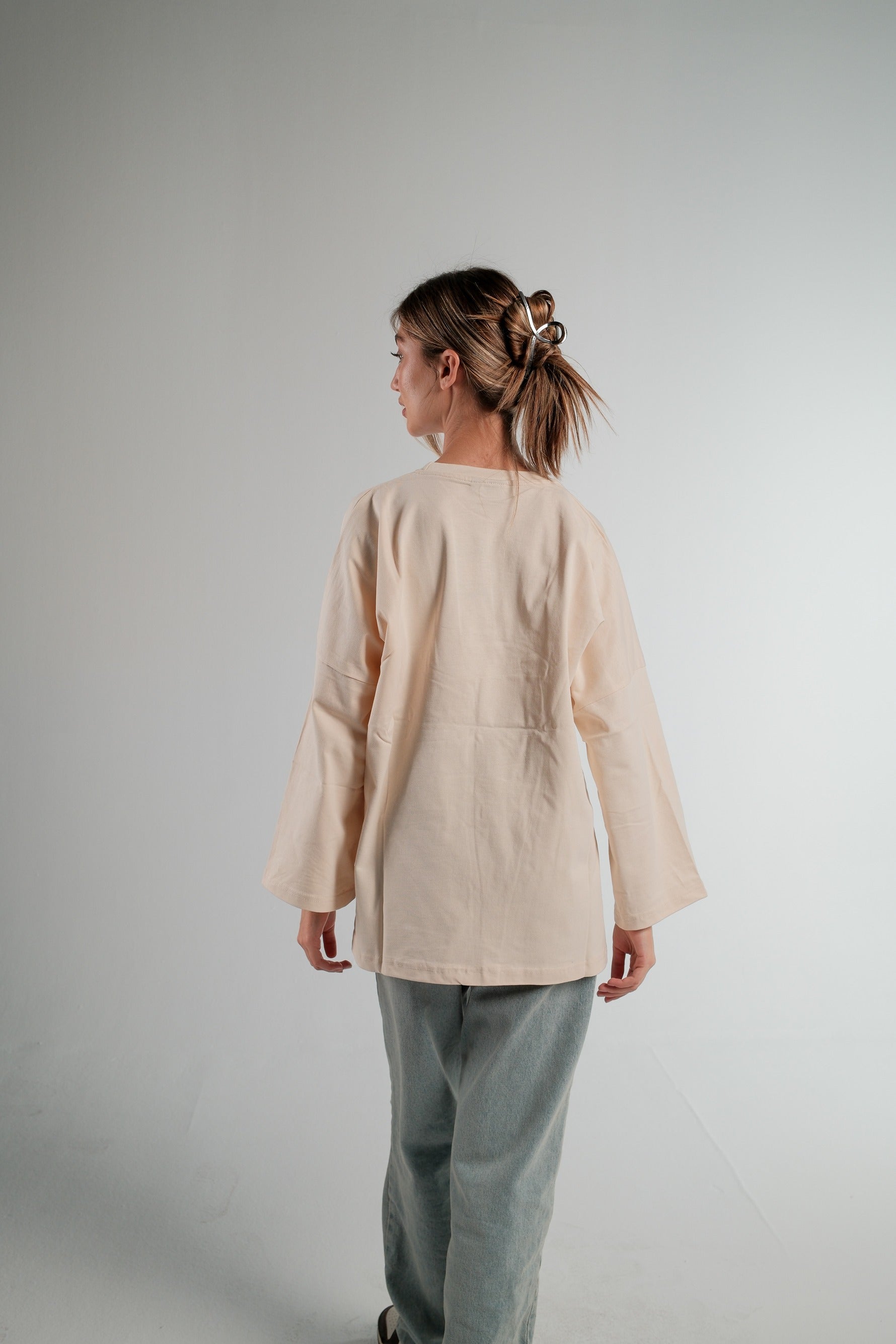 BEIGE LONG SLEEVE OVERSIZED T-SHIRT
