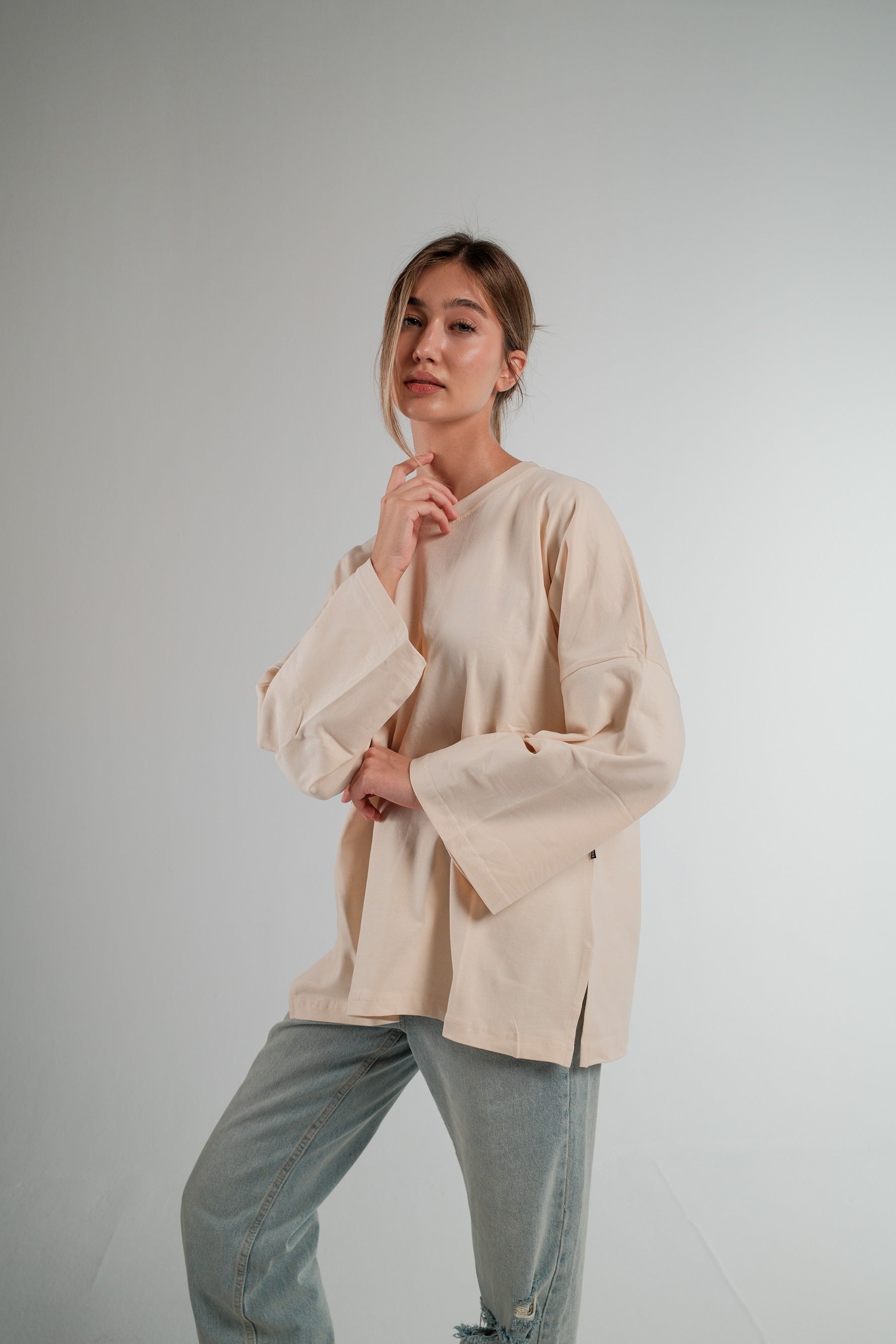 BEIGE LONG SLEEVE OVERSIZED T-SHIRT
