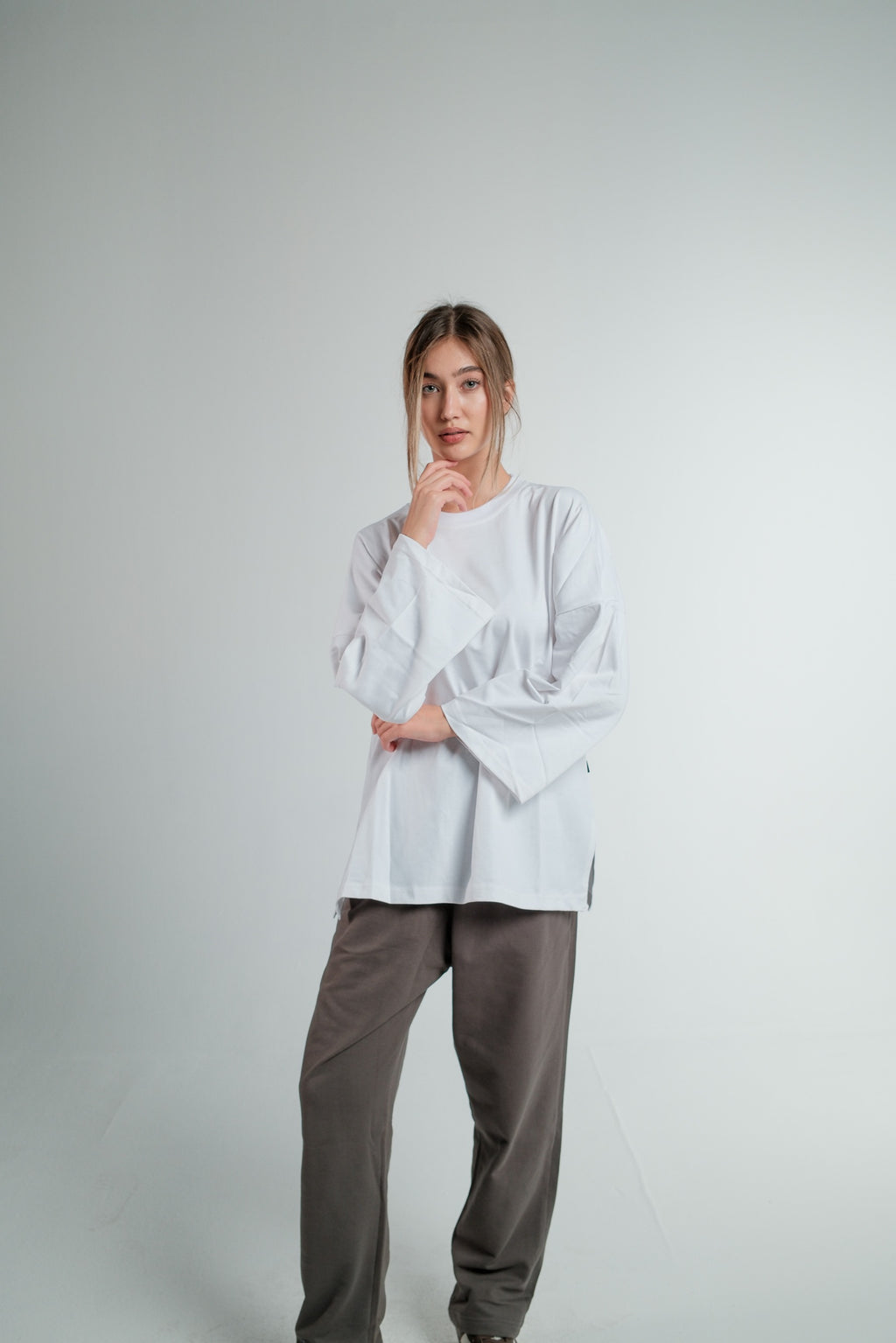 WHITE LONG SLEEVE OVERSIZED T-SHIRT