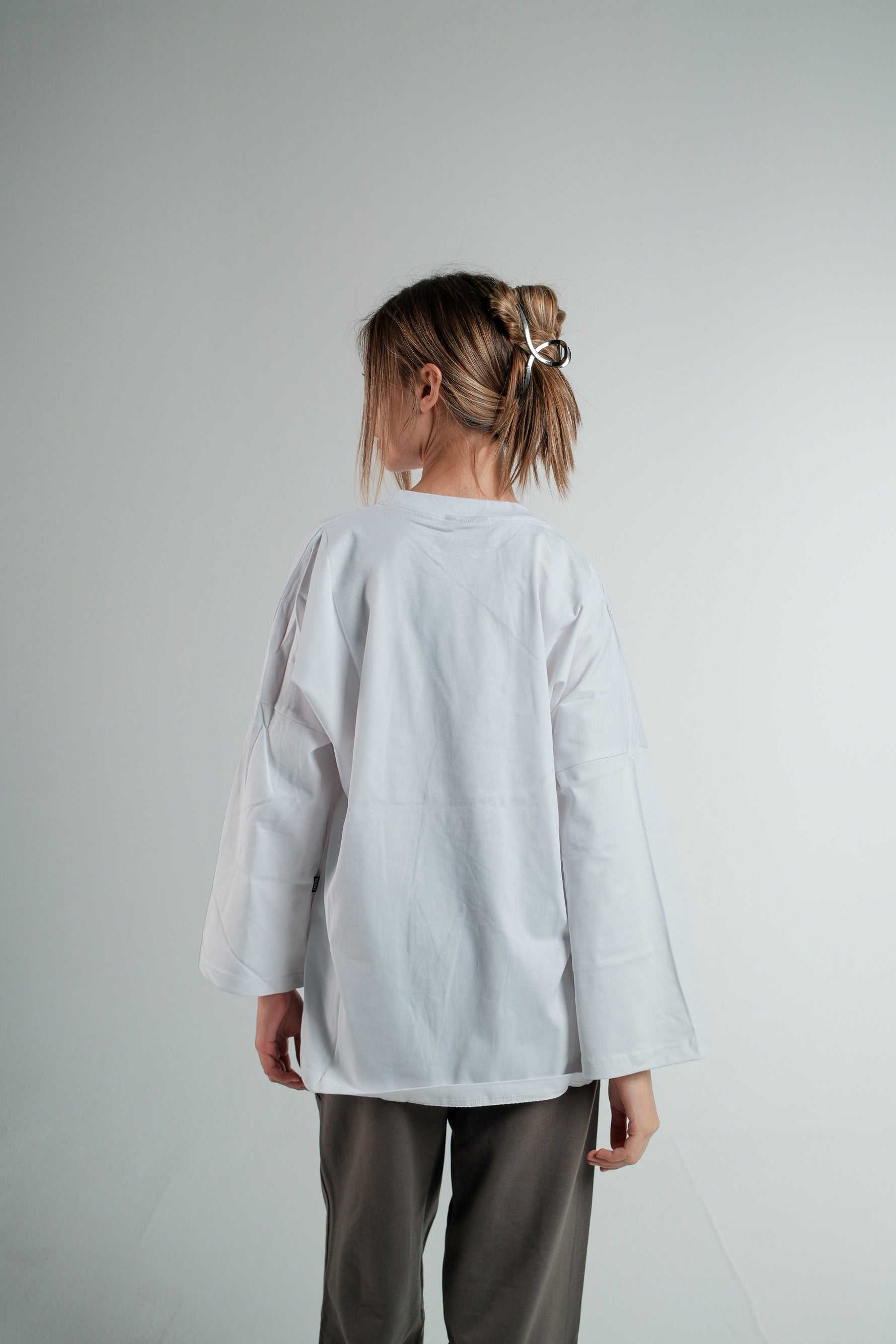 WHITE LONG SLEEVE OVERSIZED T-SHIRT