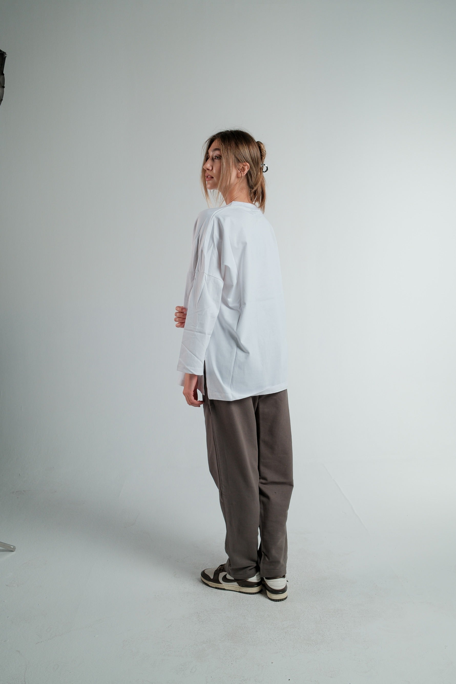 WHITE LONG SLEEVE OVERSIZED T-SHIRT